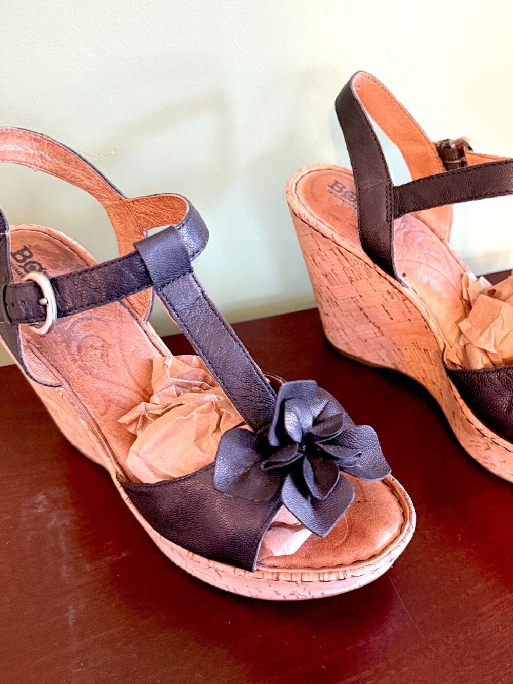 BORN Black Leather Flower Cork Wedge size 9 - Picture 2 of 5